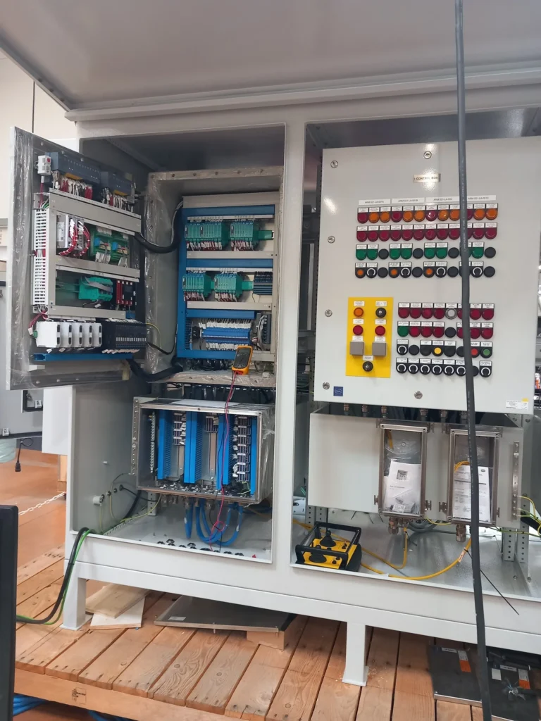 ruwais-lng-loading-arms_control-cabinet-02.webp